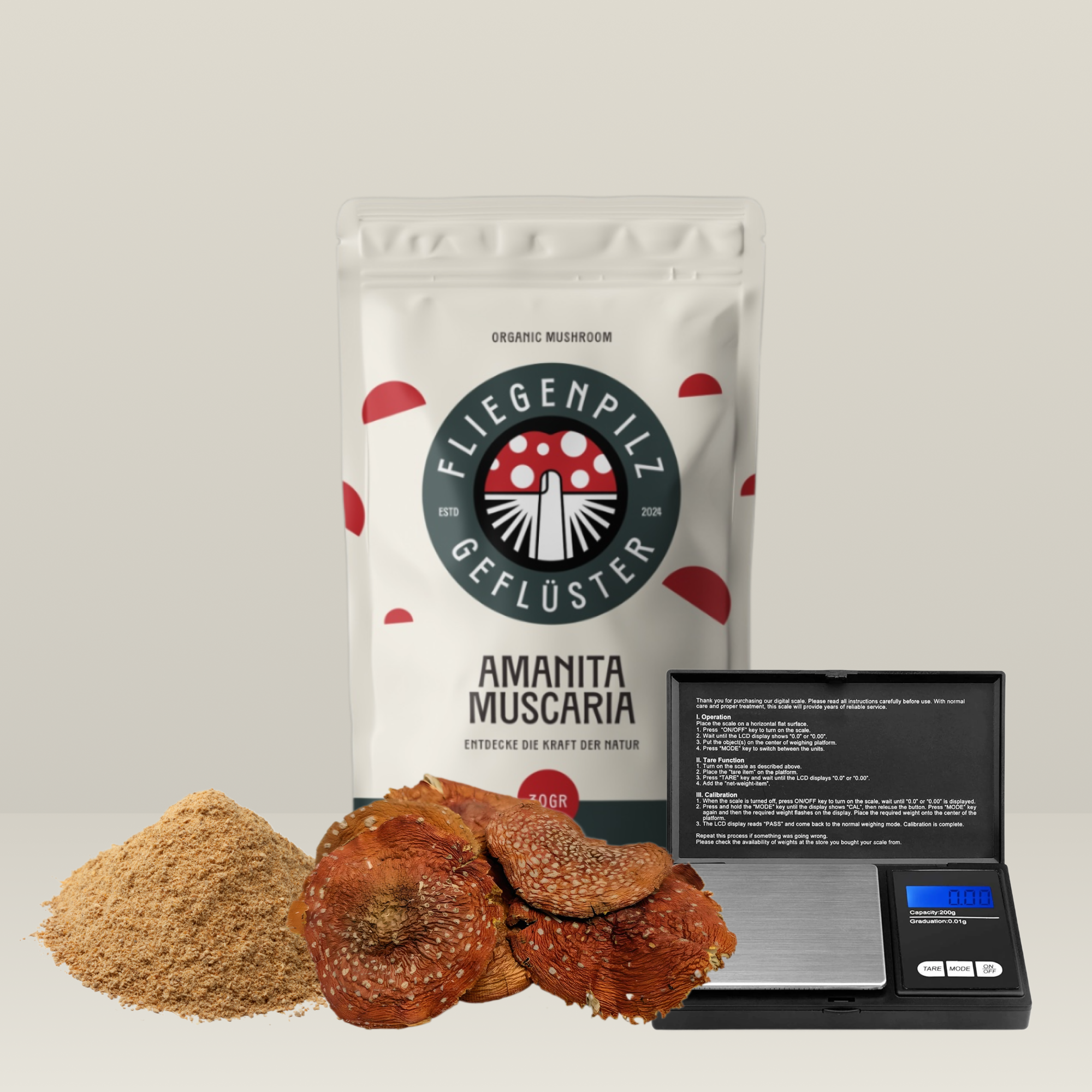 Fliegenpilz Starterset mit Amanita Muscaria Pulver, ganzen Hüten und digitaler Feinwaage für eine präzise Mengenbestimmung.